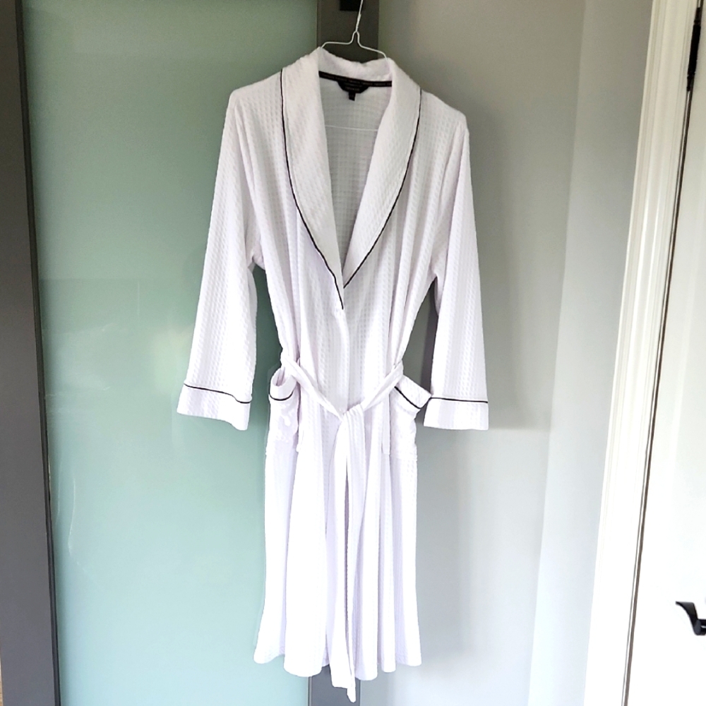 NWOT Elegant White Size XL Women's Robe